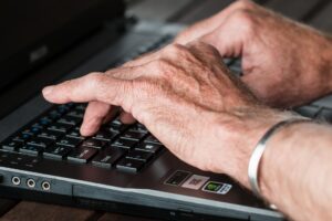 Aide accès informatique aux personnes agées